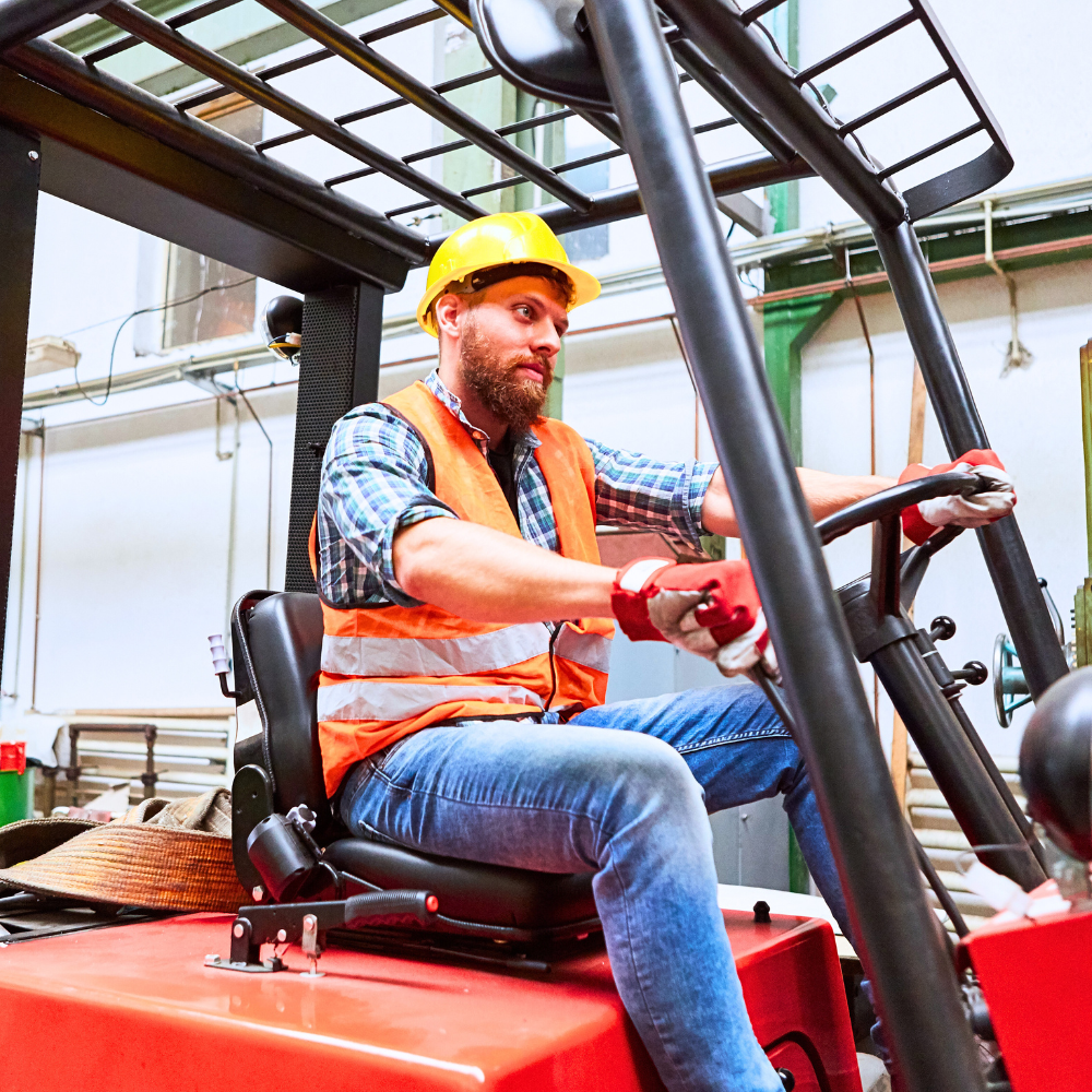 Operator wózka widłowego z aktualnymi psychotestami.