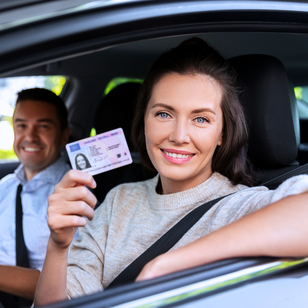 Kierowca który odzyskał prawo jazdy siedzący w samochodzie.