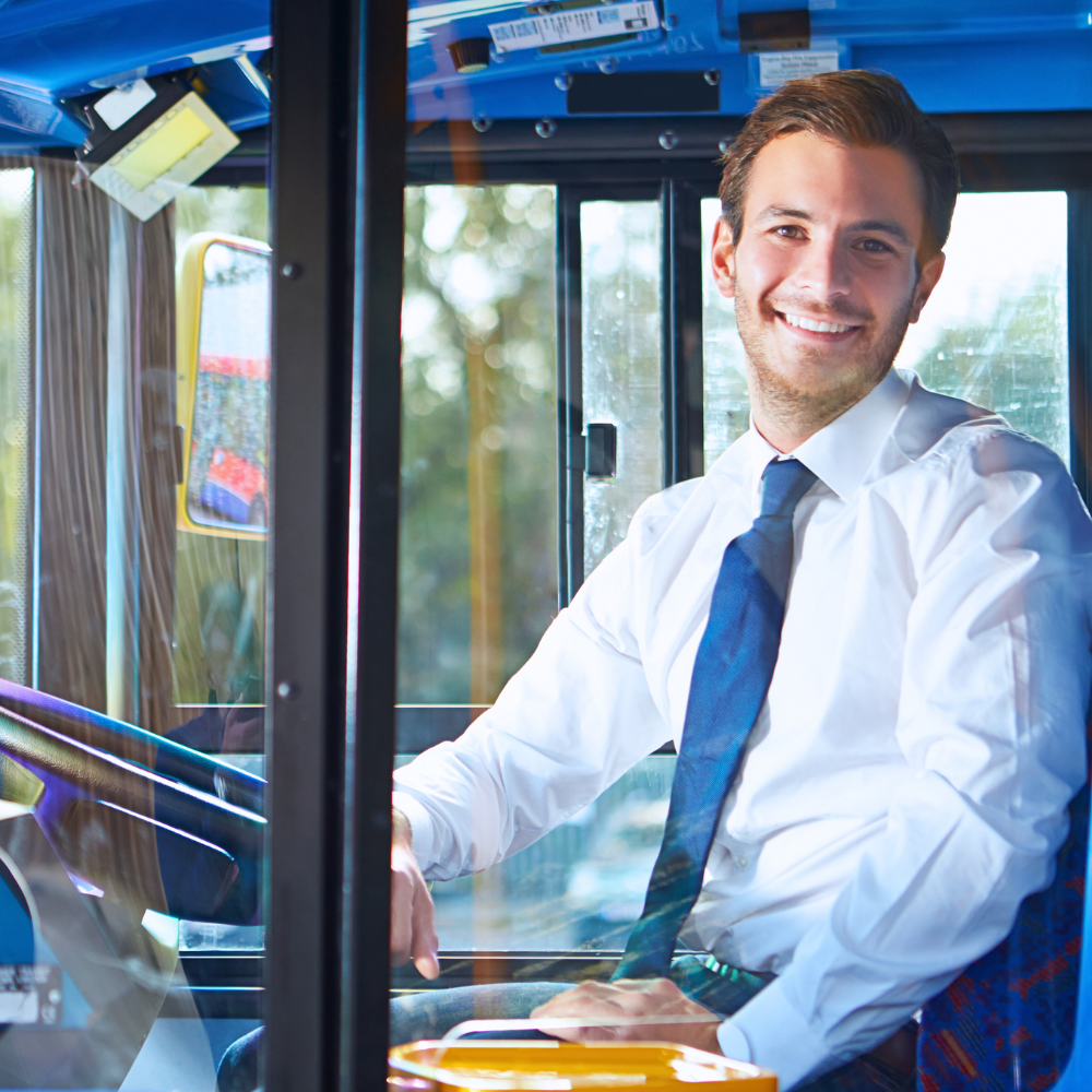 Kierowca autobusu z aktualnymi badaniami psychologicznymi.